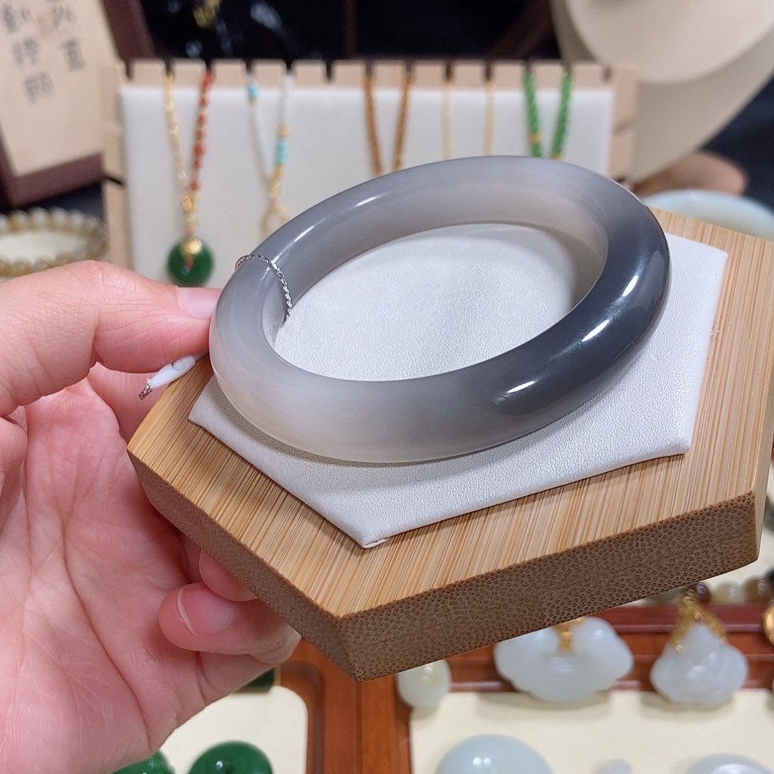 和田玉手镯未镶嵌56圈口