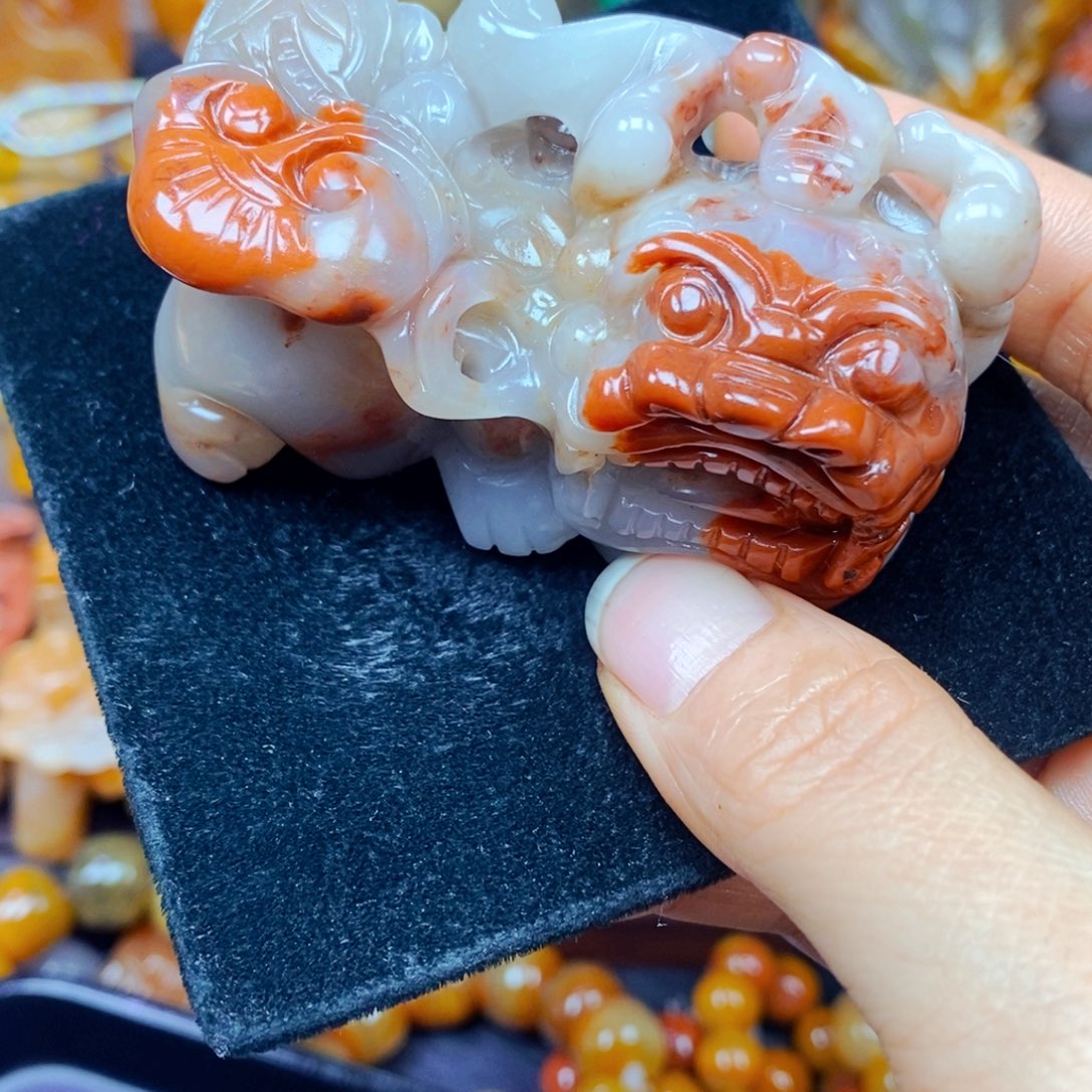 未镶嵌石英质玉（黄龙玉）颈饰