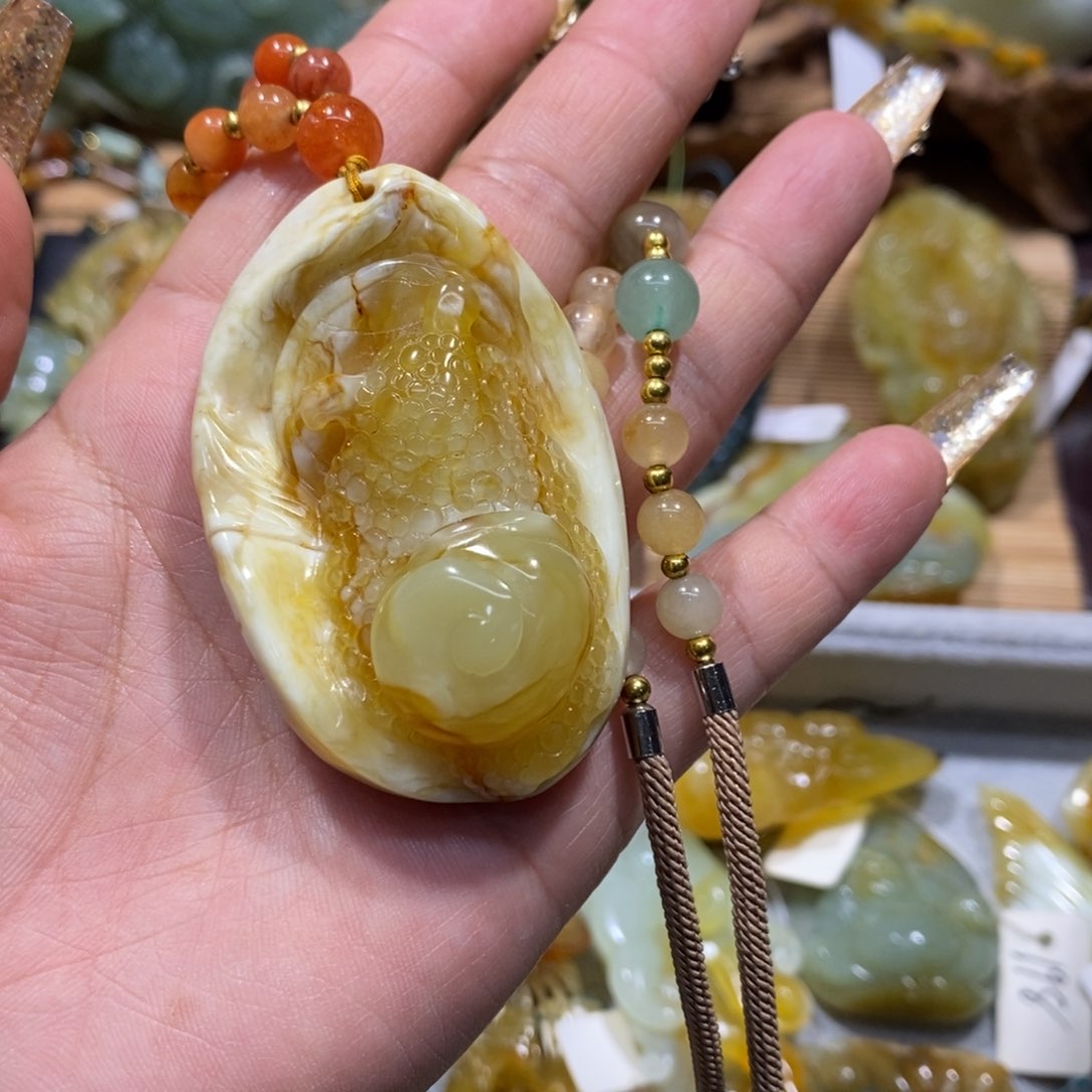 蛇纹石玉颈饰未镶嵌