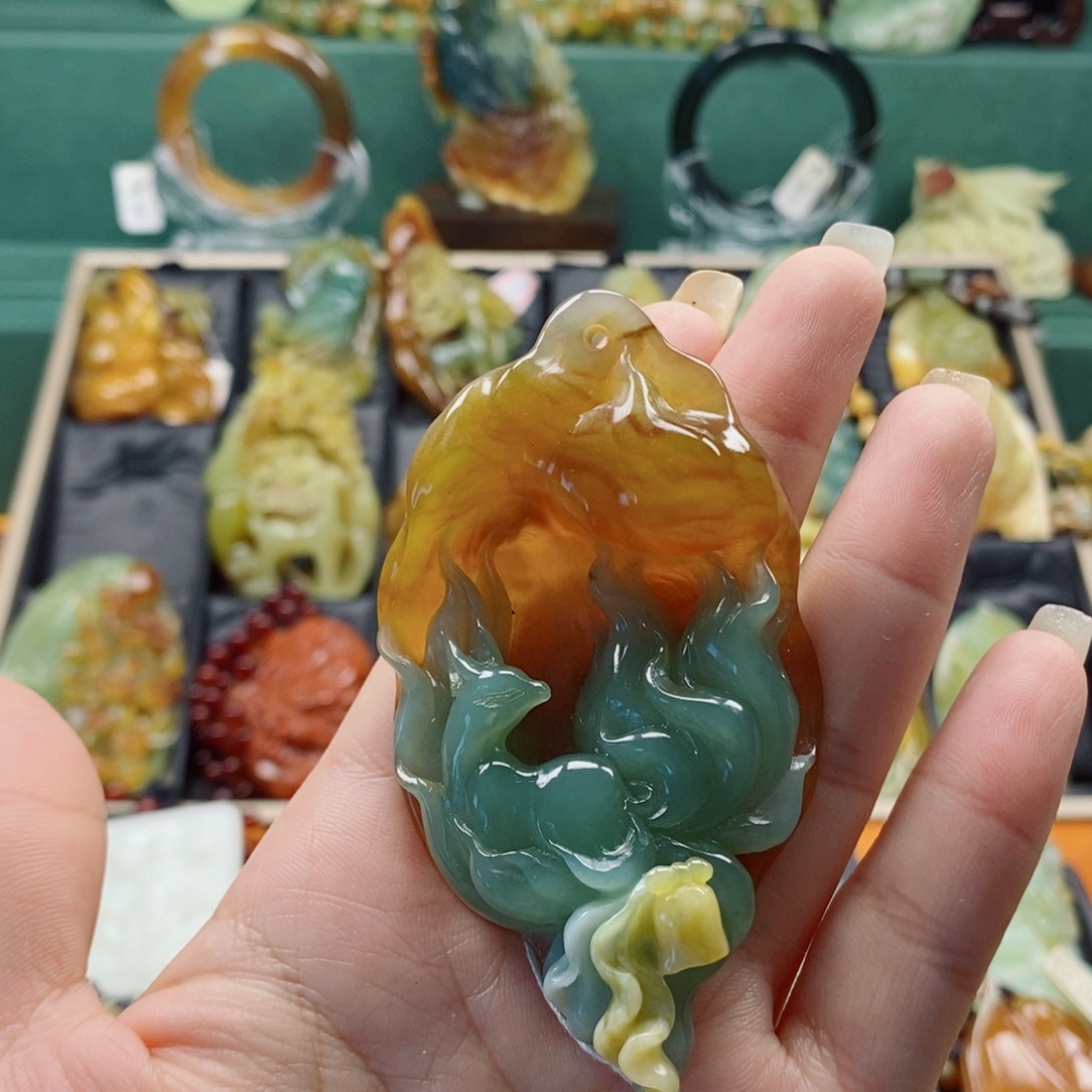 天***方蛇纹石玉未镶嵌颈饰