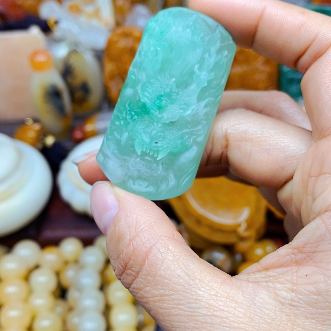 石英质玉（黄龙玉）颈饰未镶嵌