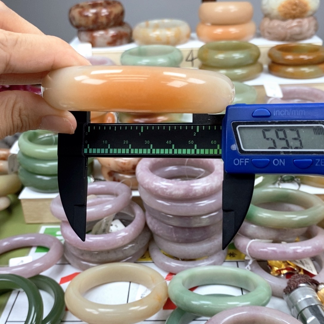 石英质玉手镯未镶嵌芸****！