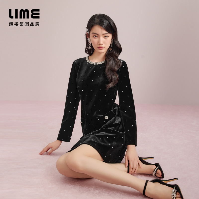 LIME/莱茵【都市主场】秋季钻石绒收腰A摆连衣裙黑色LDGC8AVOP802