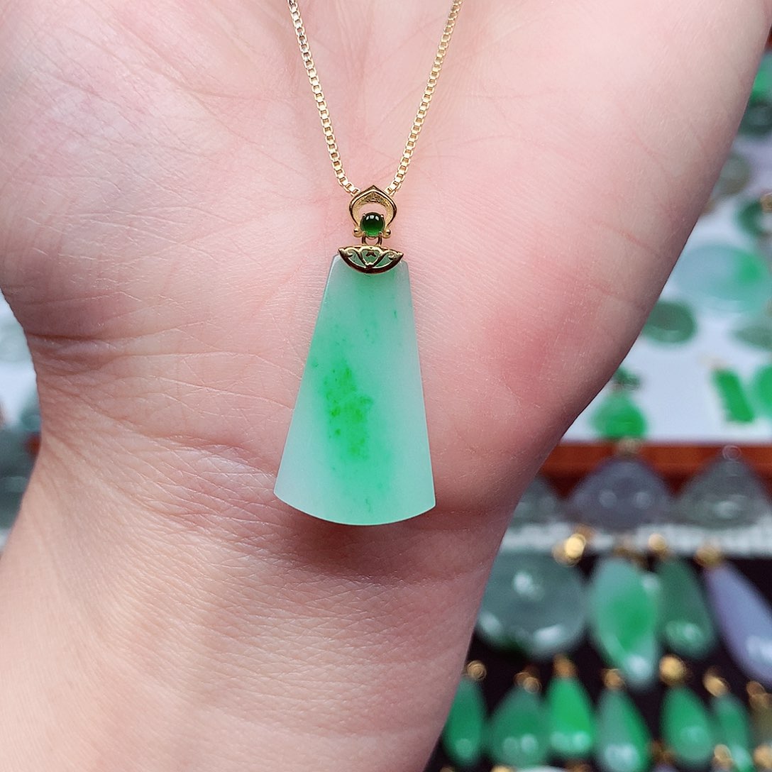 翡翠颈饰18K金镶嵌天然翡翠A货