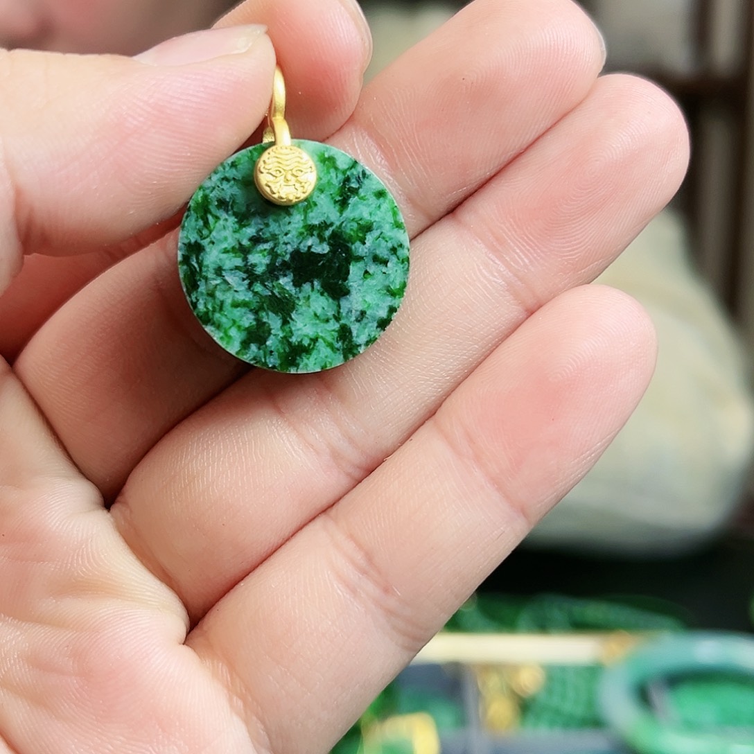 翡翠颈饰未镶嵌吊坠