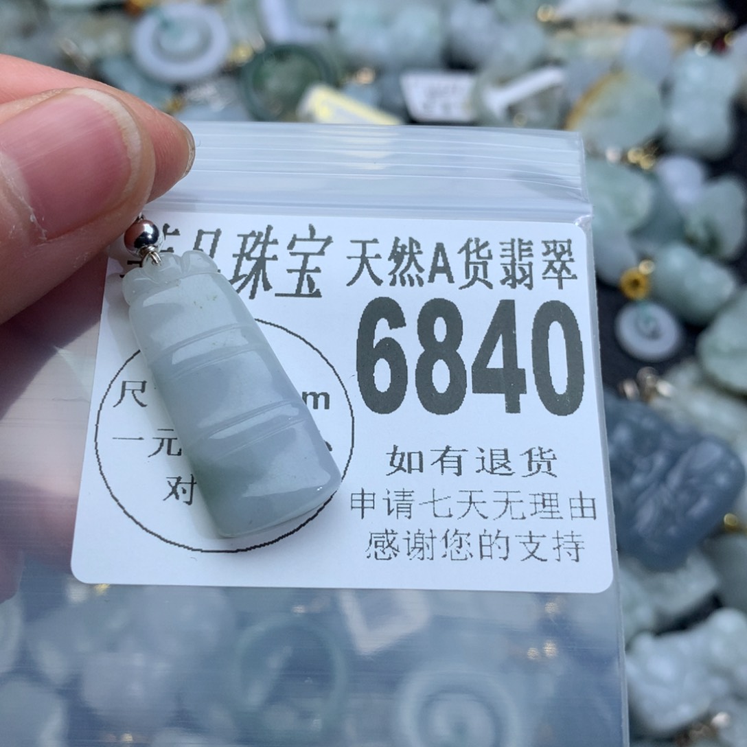 翡翠颈饰未镶嵌6840。