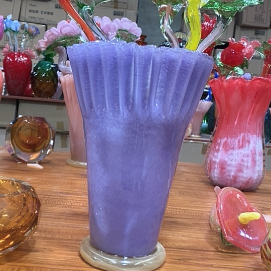 琉璃花瓶高28厘米口径18厘米。