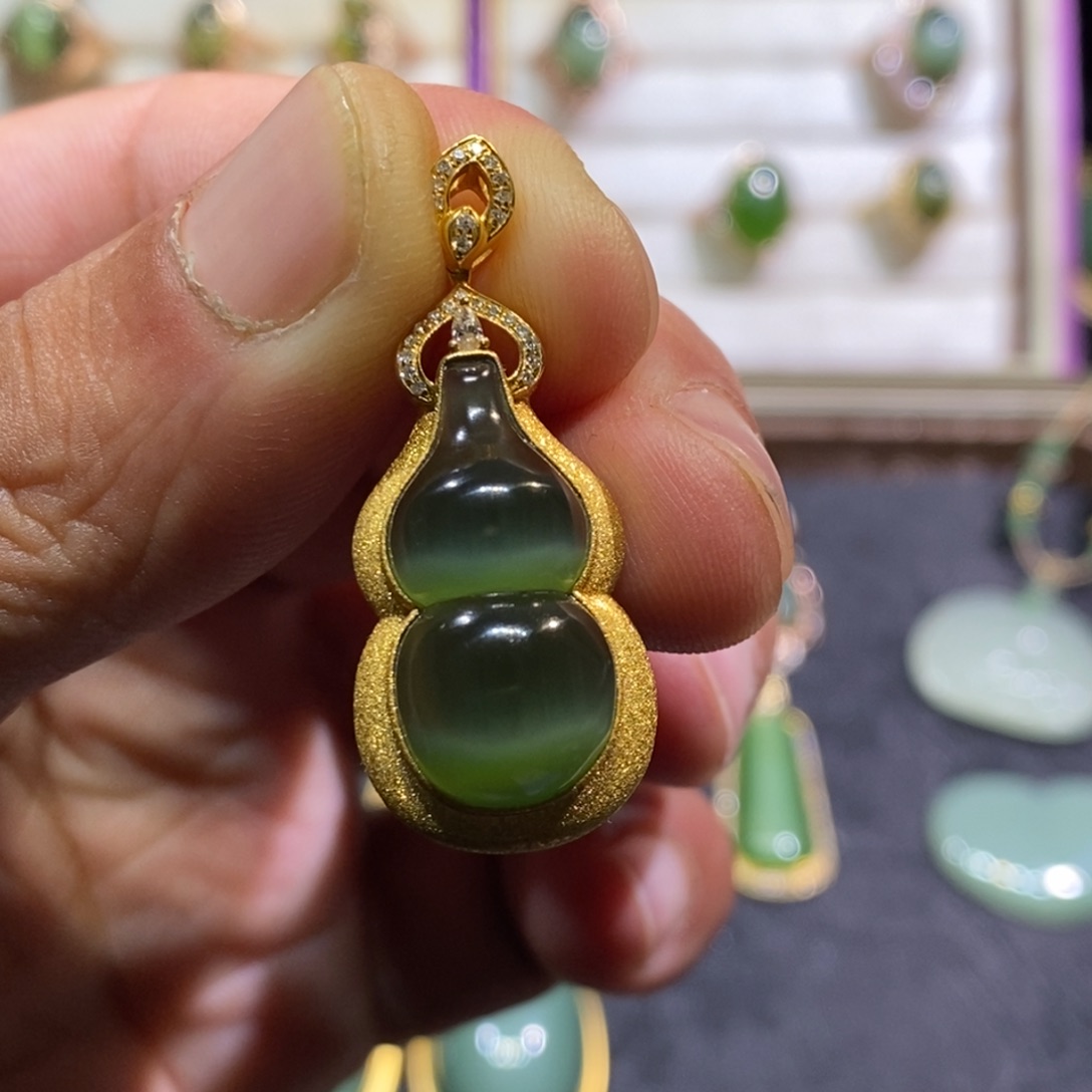 和田玉（碧玉）吊坠(不含链)18K金镶嵌