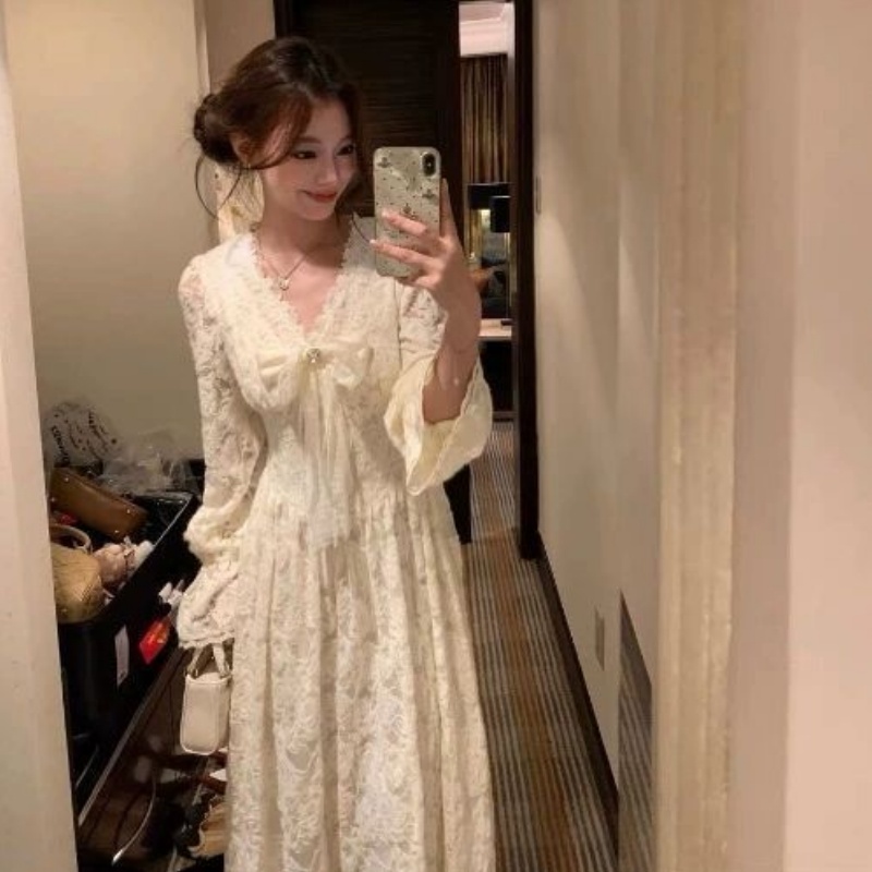 雾月白兰 蕾丝氛围感长袖V领花边收腰长款加绒加厚保暖连衣裙