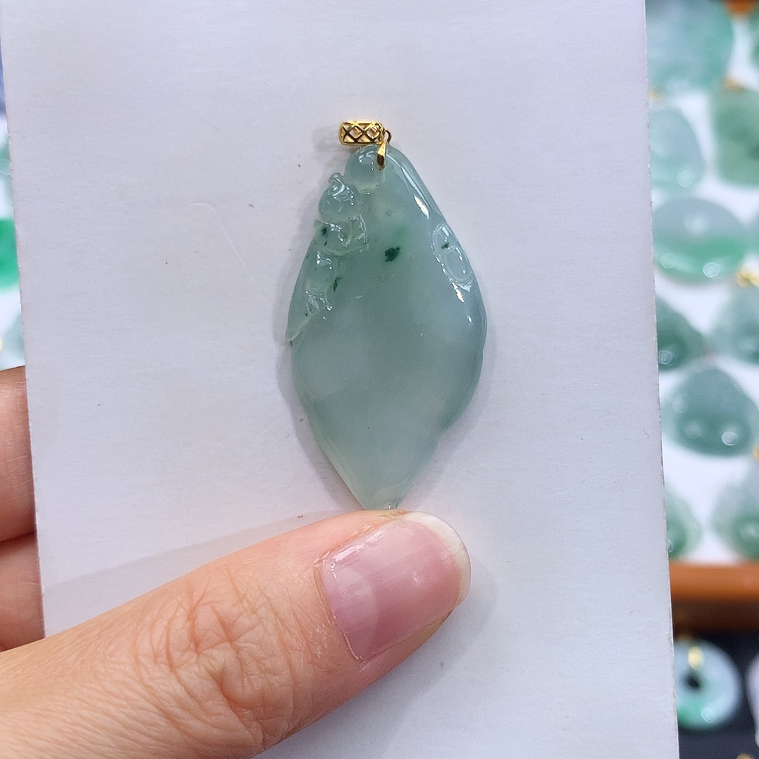 翡翠18K金镶嵌颈饰翡翠吊坠