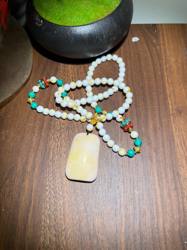 骨瓷白蜜蜡无事牌吊坠