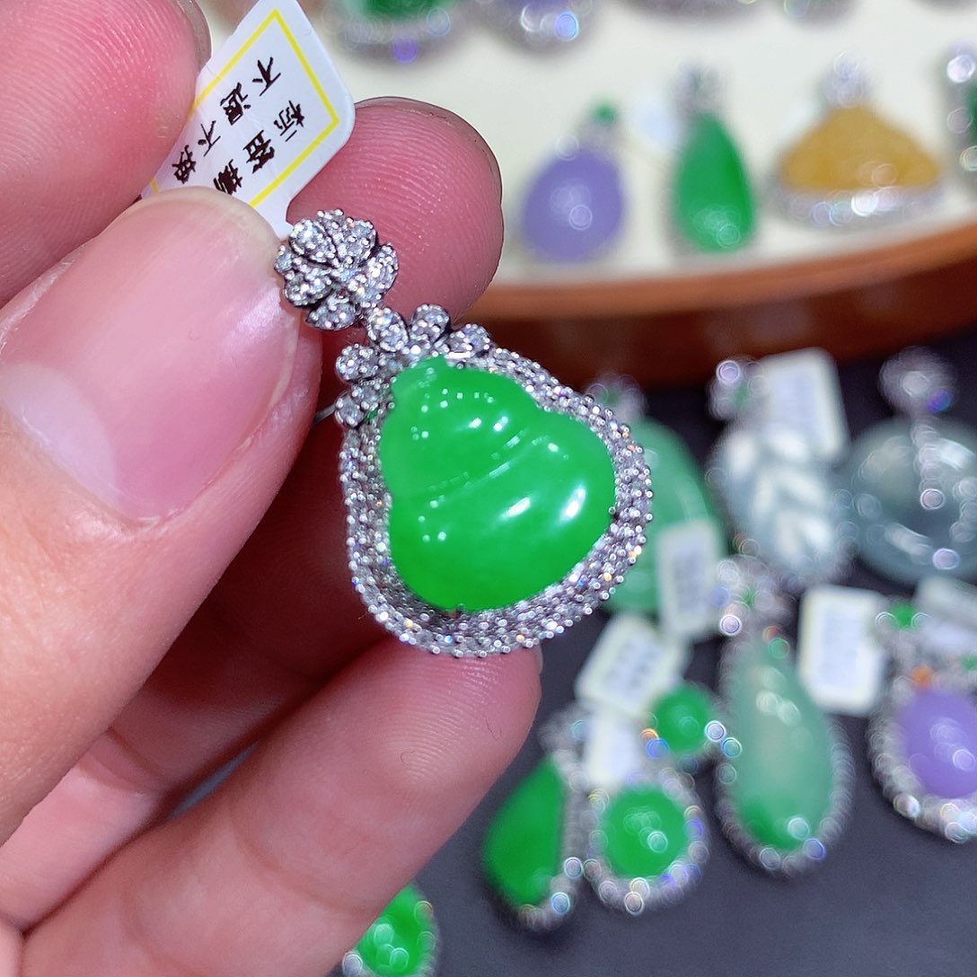 翡翠吊坠(不含链)18K金镶嵌