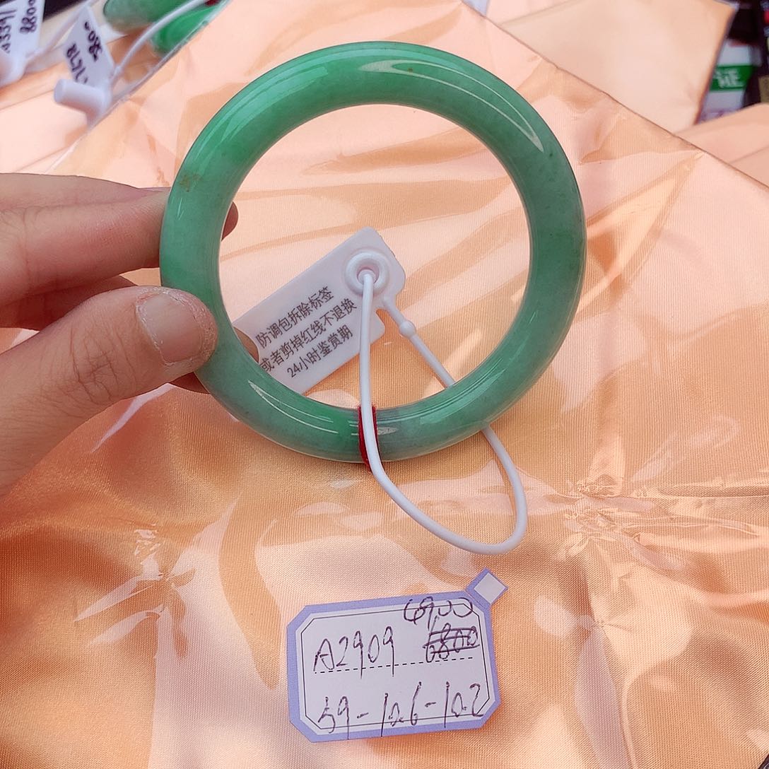 翡翠手镯未镶嵌翡翠