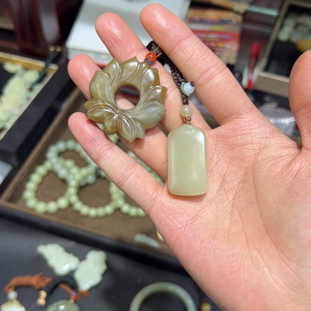 吊坠(赠链)未镶嵌和田玉一**恒