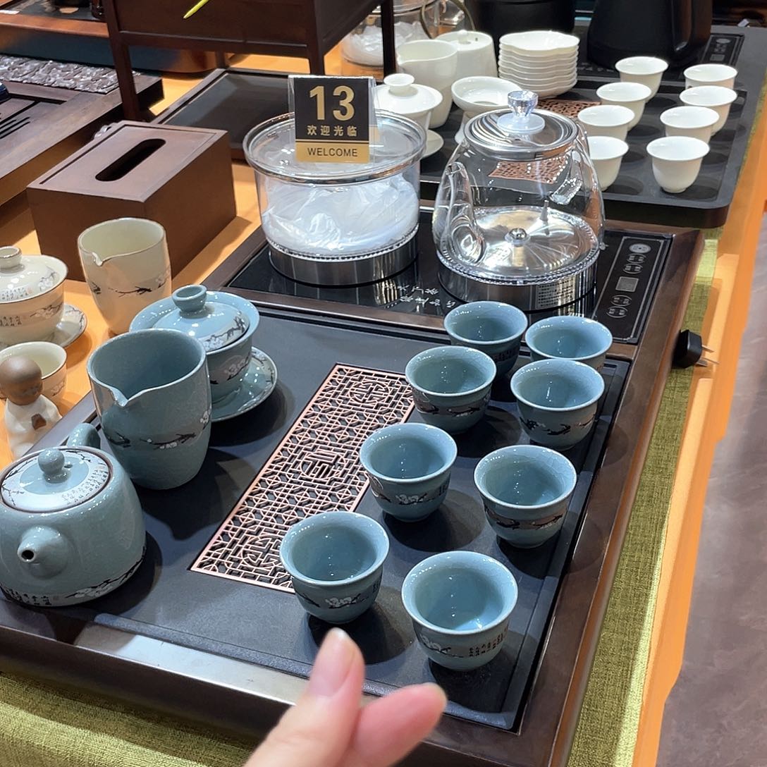 瓷片茶盘的形状也比较奇怪呢这