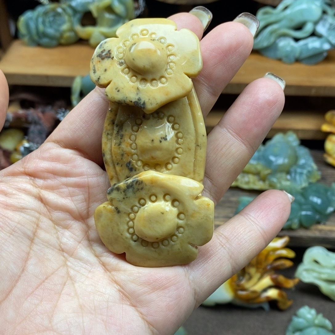 岫玉未镶嵌吊坠(赠链)微瑕