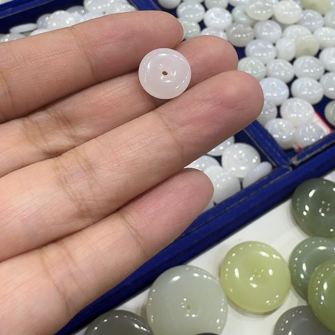 一***侠和田玉未镶嵌颈饰