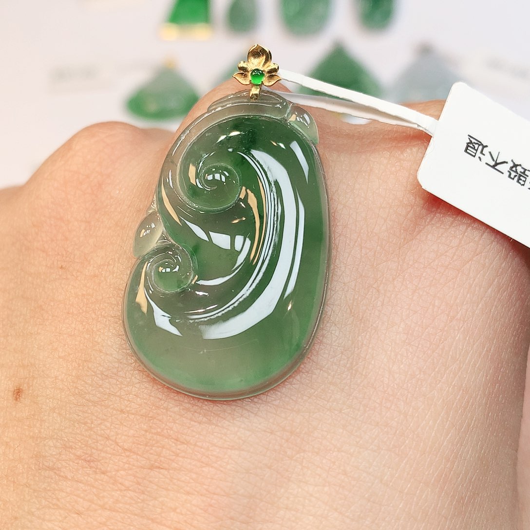 翡翠18K金镶嵌颈饰