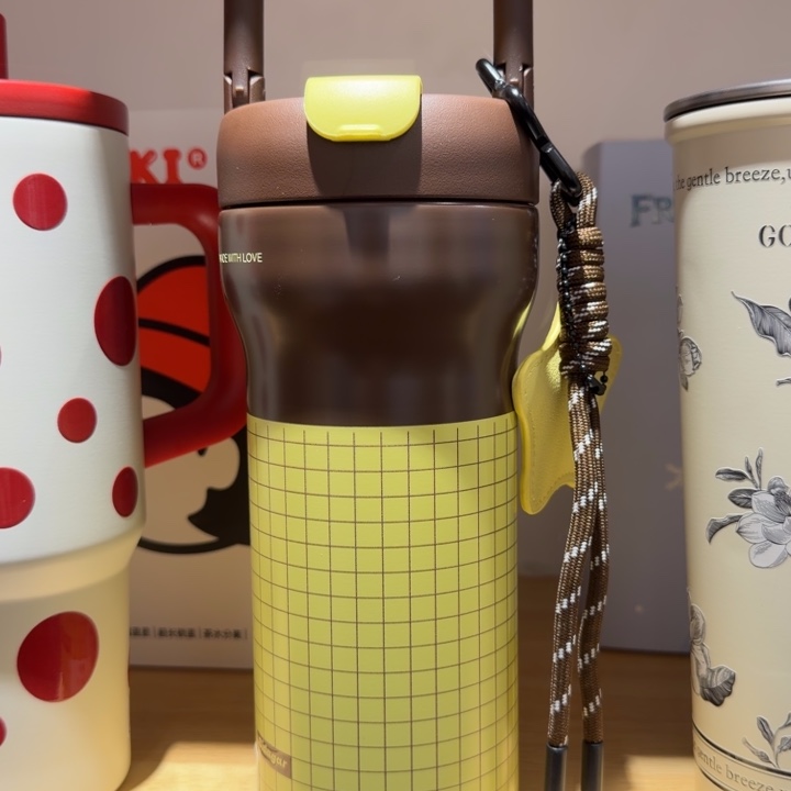 黄色格子保温杯一个装