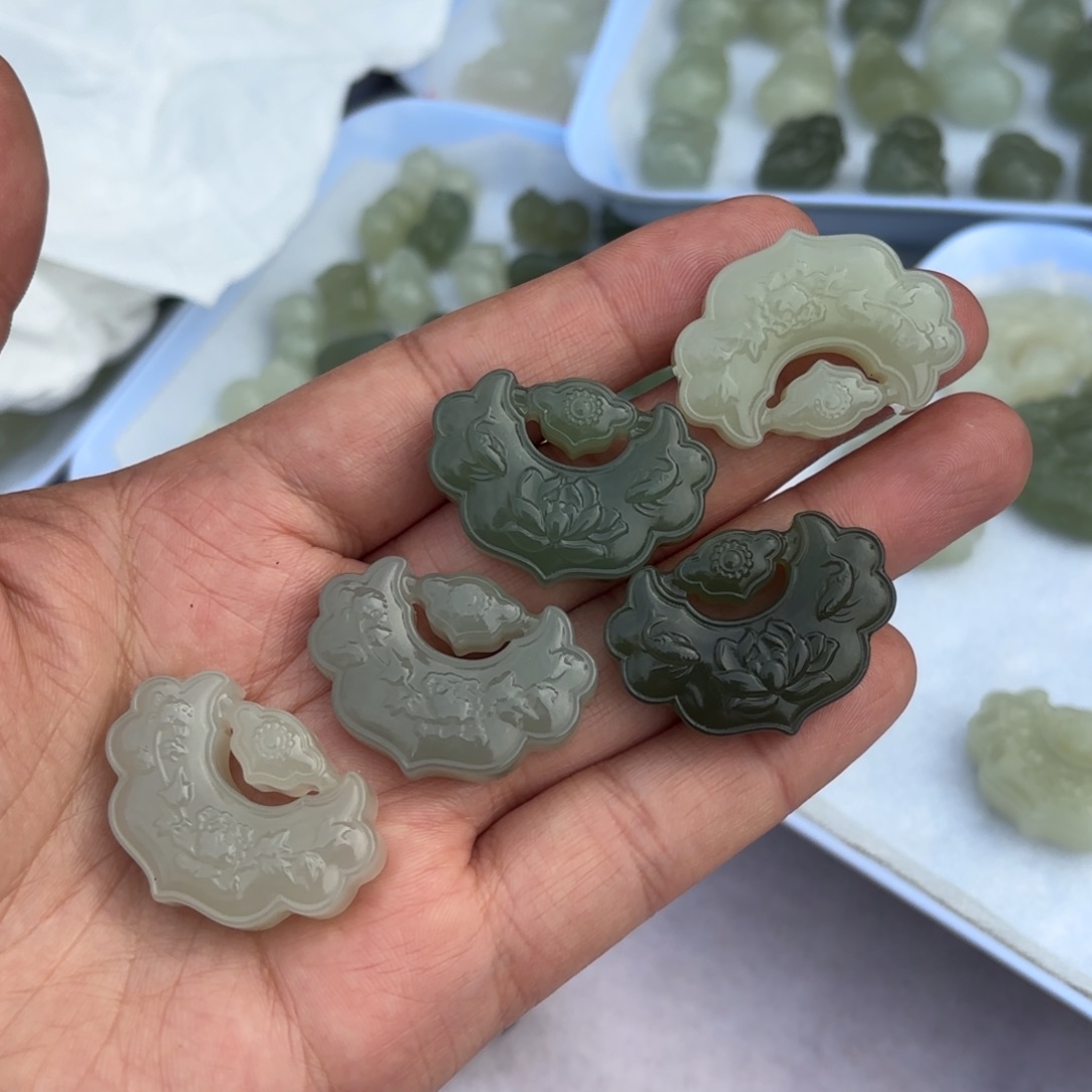 颈饰未镶嵌和田玉如意卡33mm，多样性拍一发一