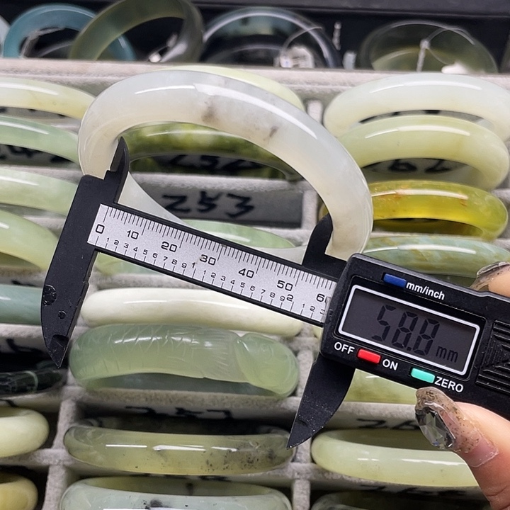 蛇纹石玉未镶嵌手镯253