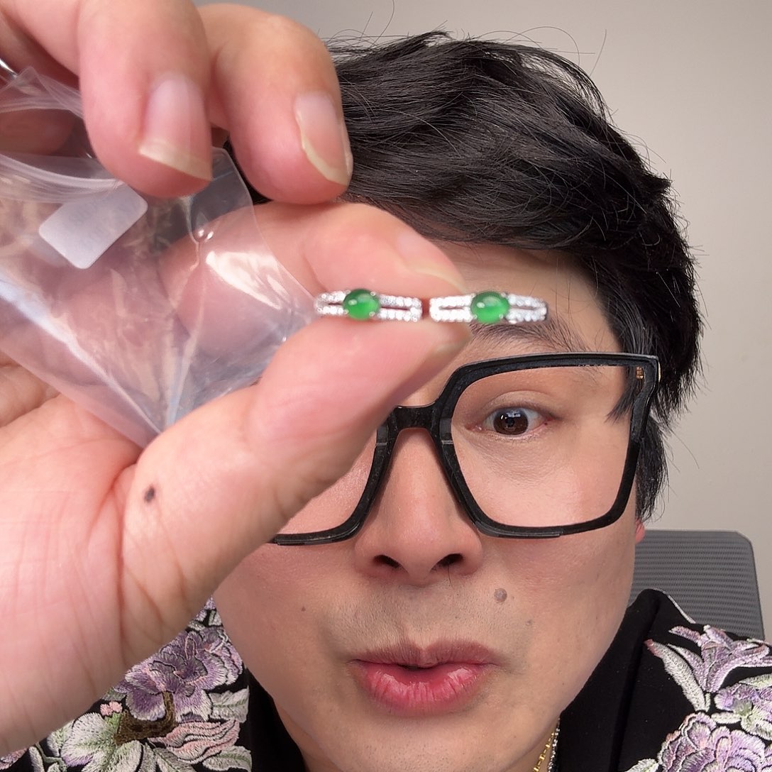 翡翠未镶嵌颈饰一对