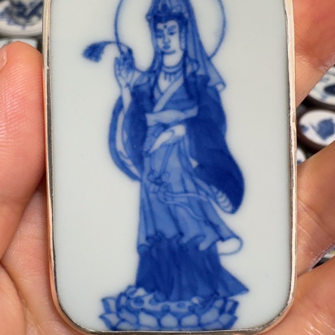 瓷片老***馆青花观音挂件一个