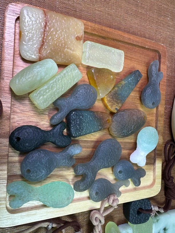 纯天然岫玉垂纹雕刻挂件