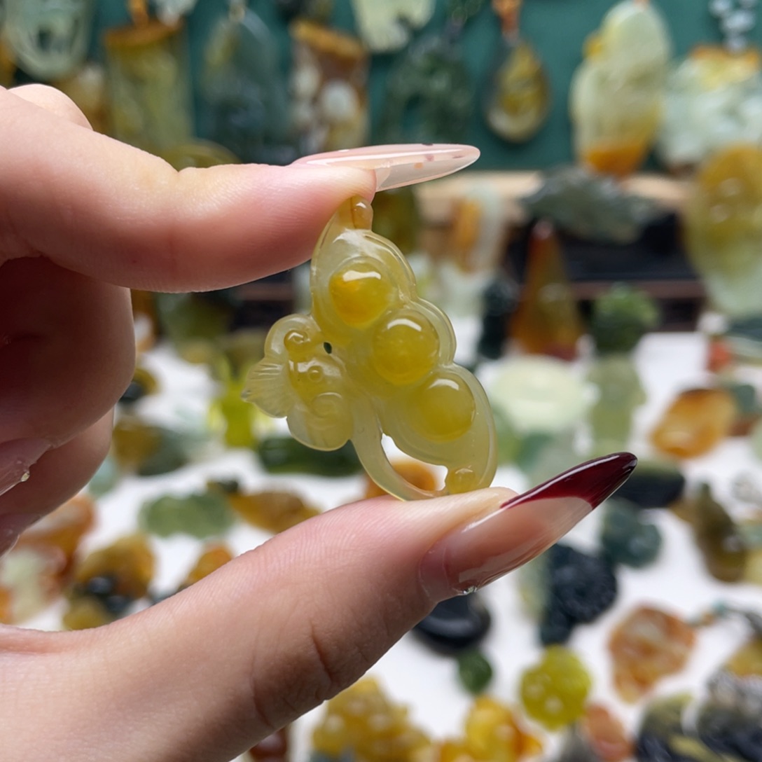 蛇纹石玉颈饰未镶嵌