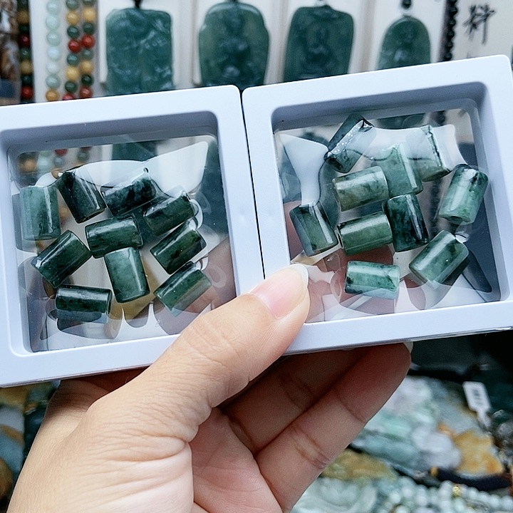 颈饰足铂镶嵌翡翠翡翠