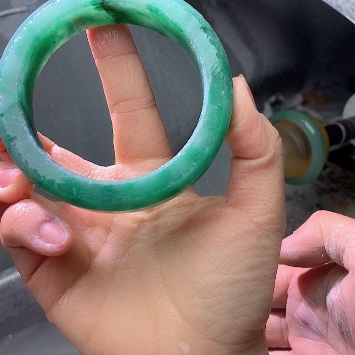 九***姐石英质玉（非洲翠）未镶嵌手镯定制