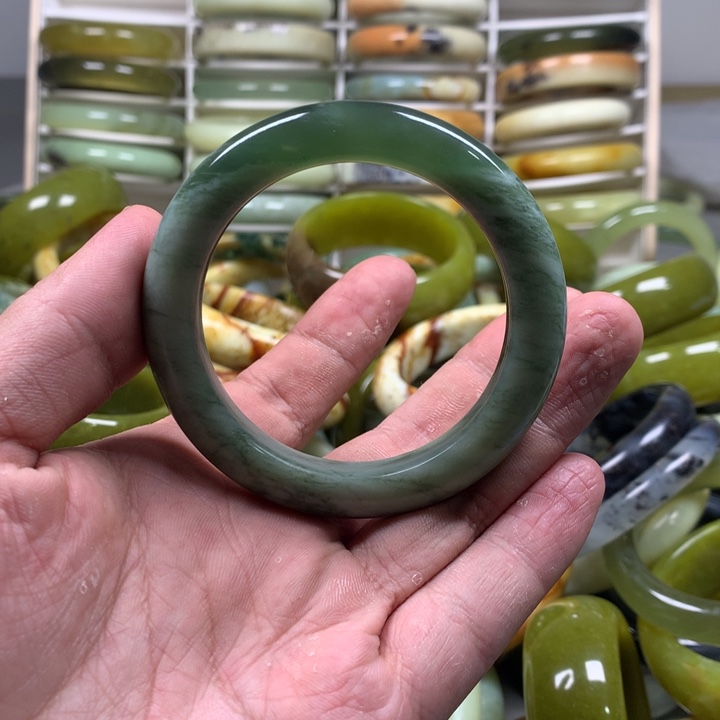 蛇纹石玉手镯未镶嵌