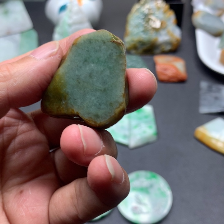 翡翠颈饰未镶嵌翡翠