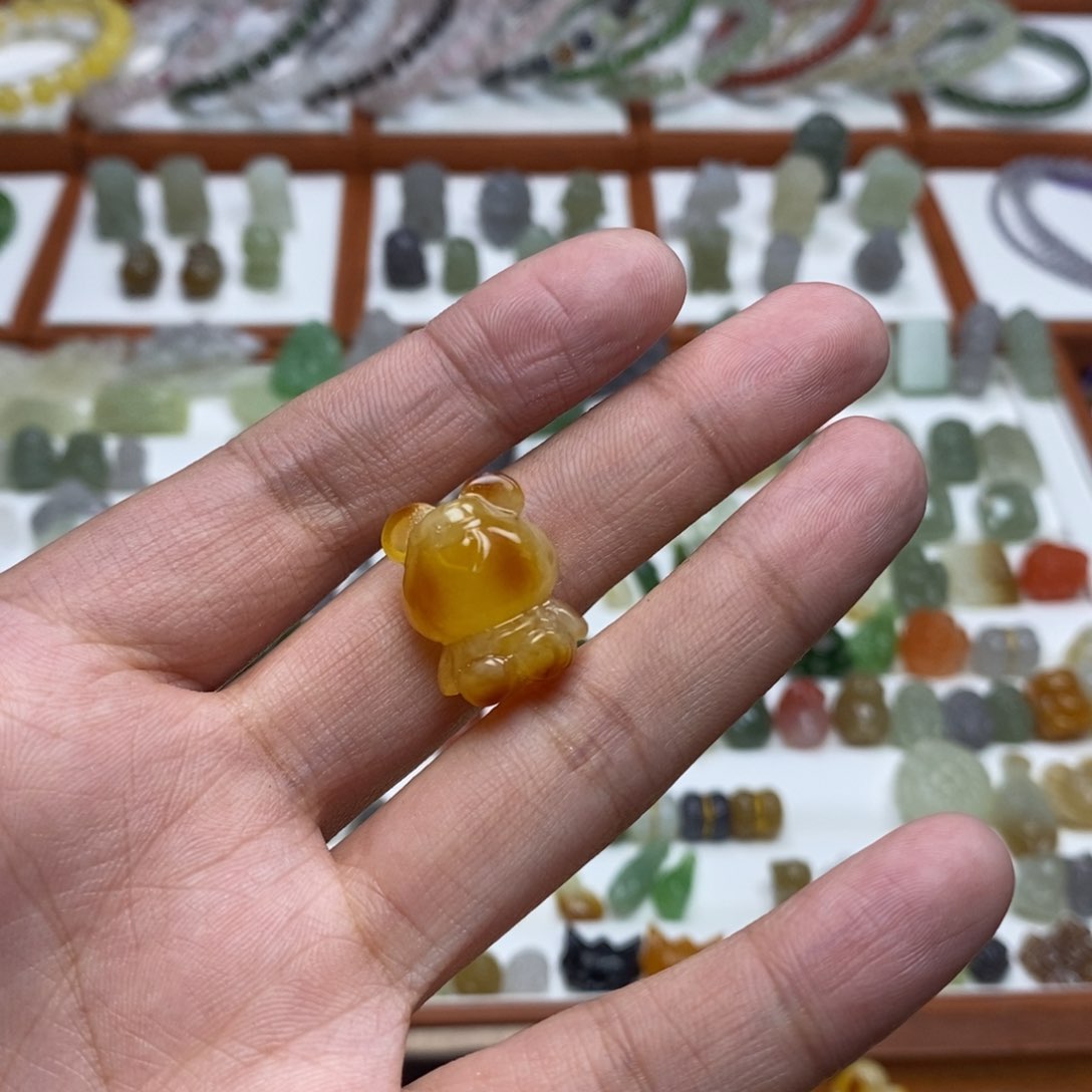 琥珀颈饰未镶嵌刘****?