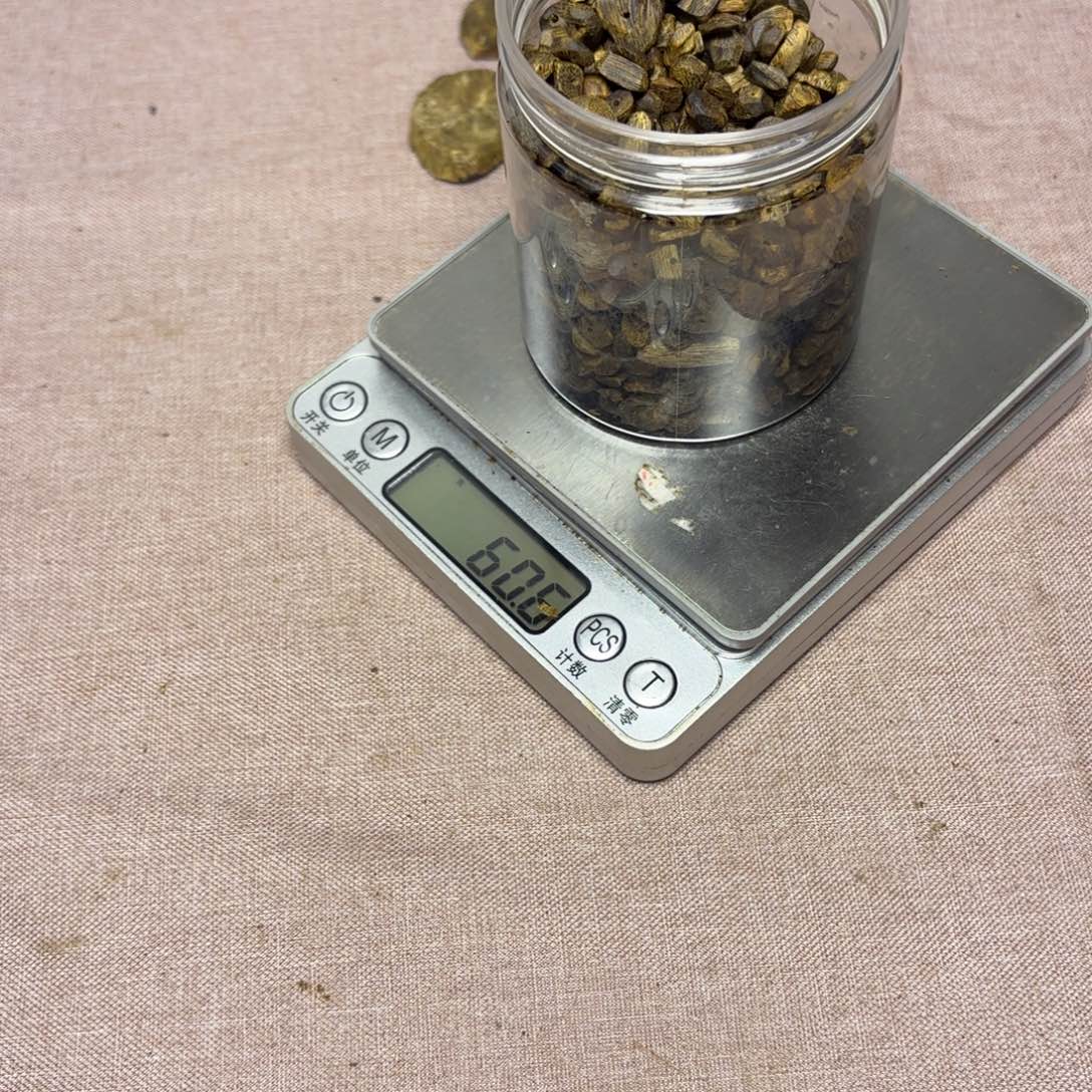 天***人木奇楠原材料散树丁片珠60.6克