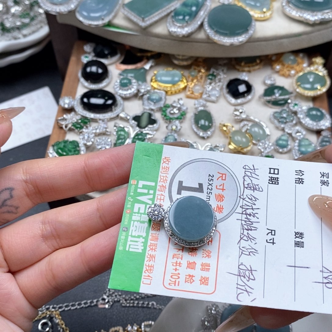 翡翠颈饰未镶嵌翡翠