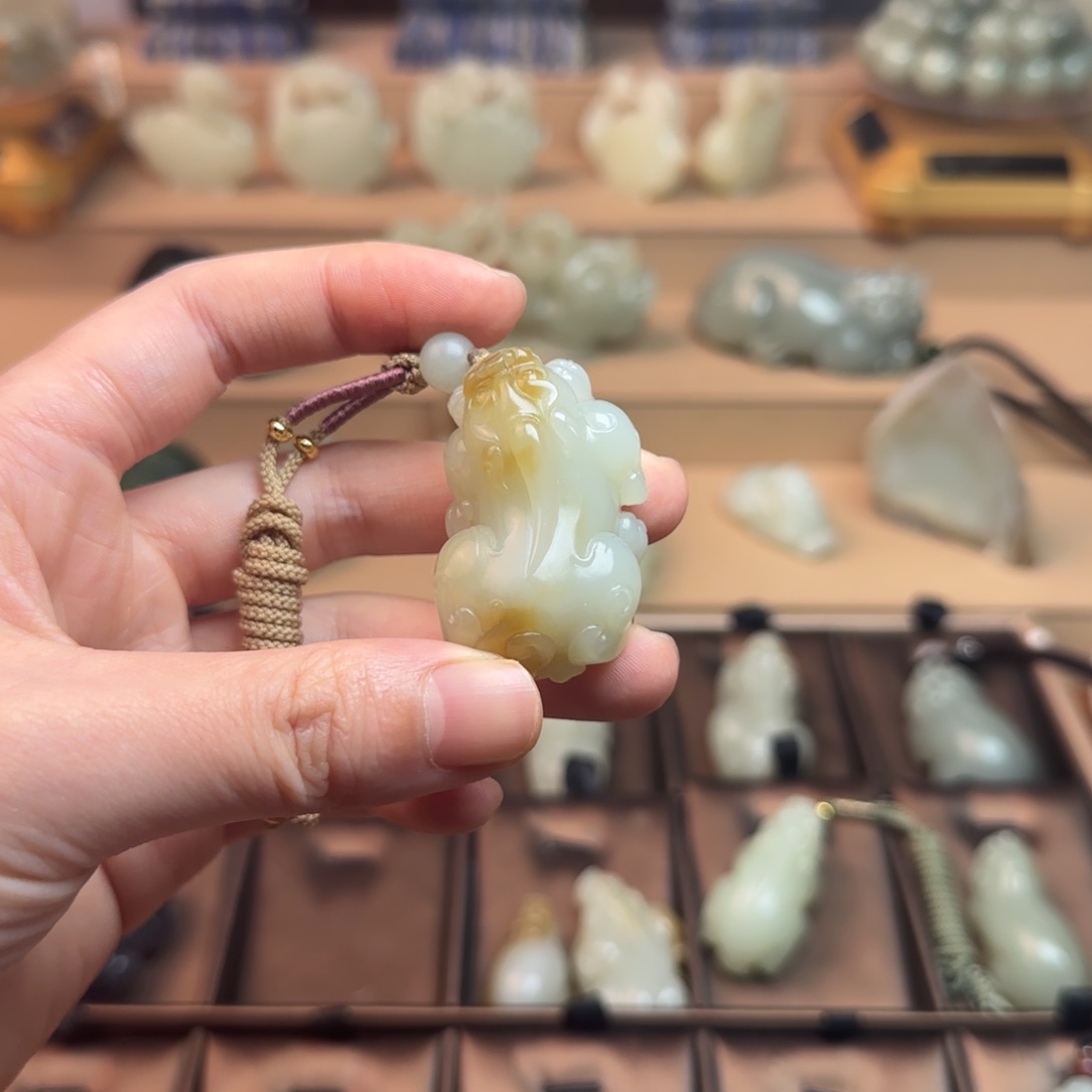 和田玉挂件未镶嵌?**1