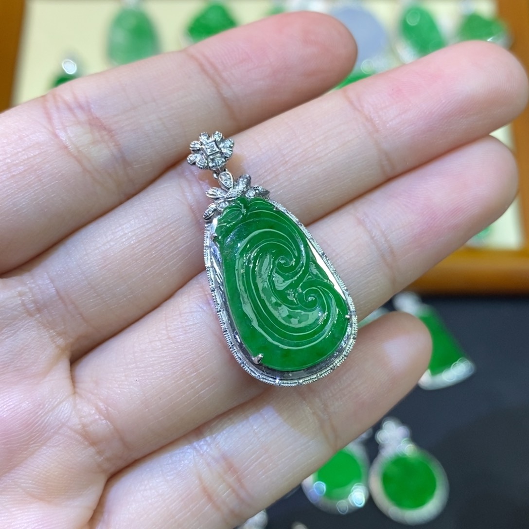 翡翠吊坠(不含链)18K金镶嵌