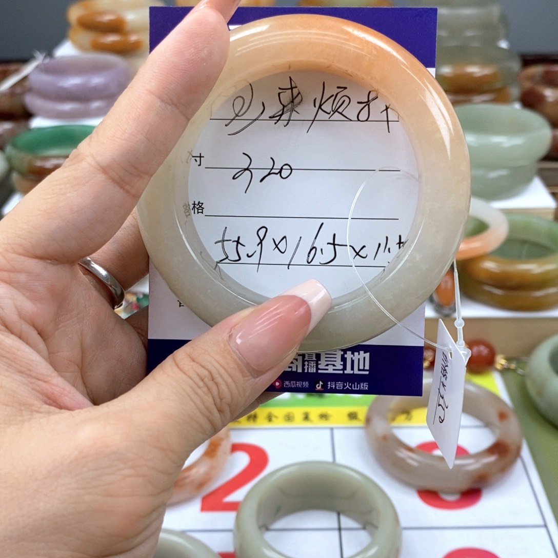 石英质玉手镯未镶嵌少***?