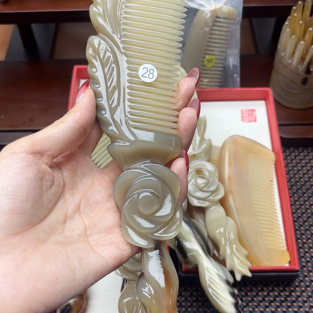 @***）手工制作纯牛角梳子