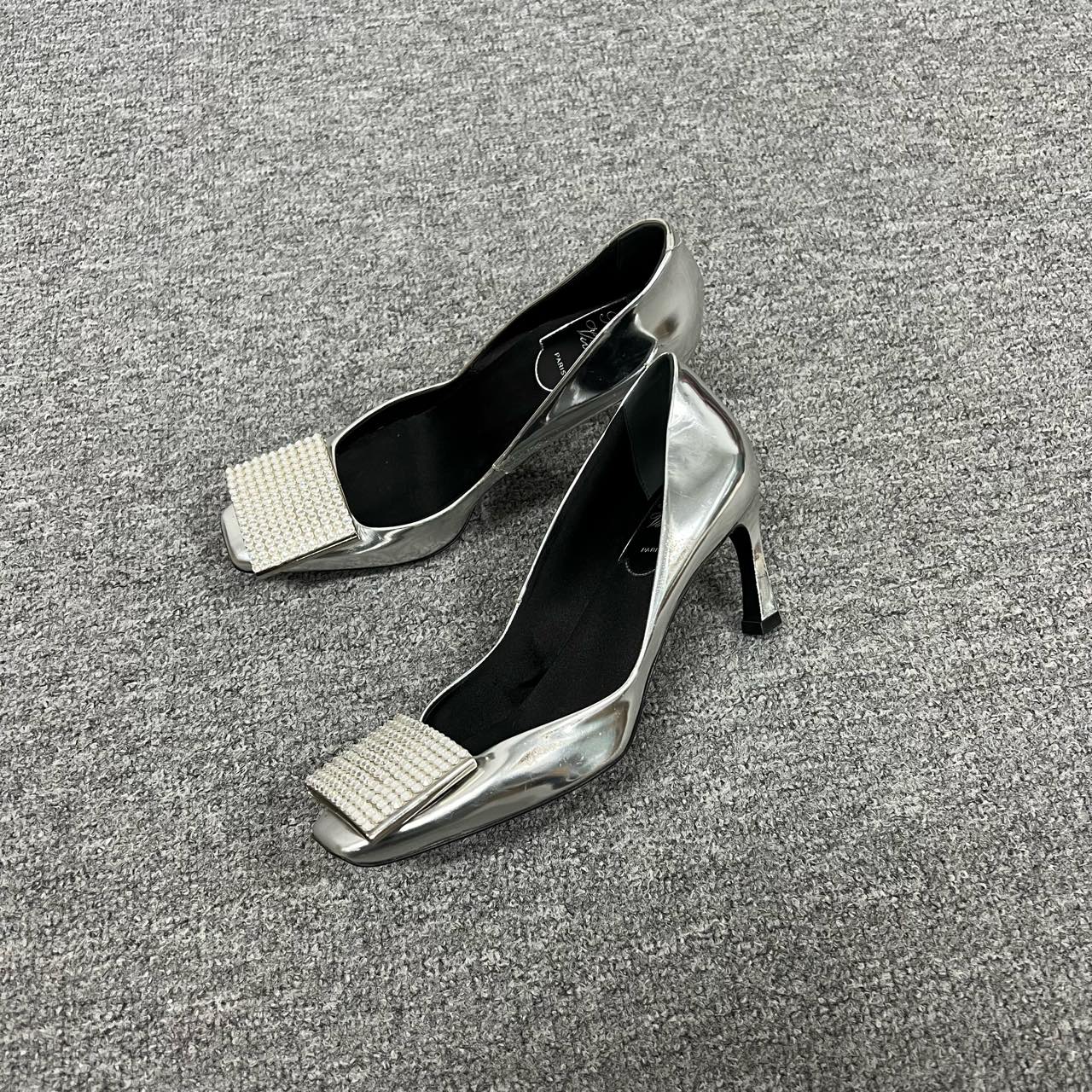 99新 Roger Vivier/罗杰·维威耶 rv银色高跟鞋34码