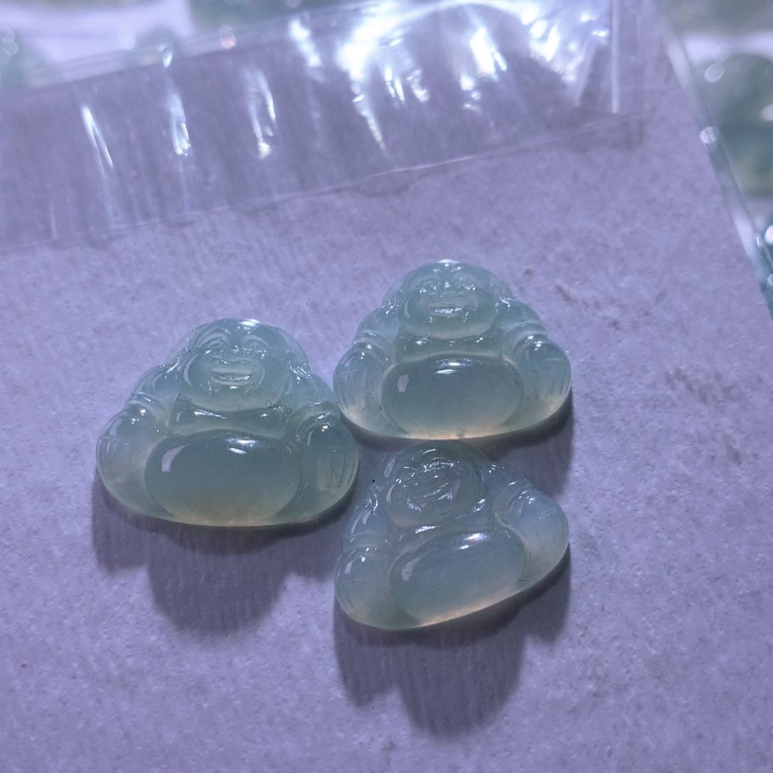 翡翠未镶嵌颈饰一手