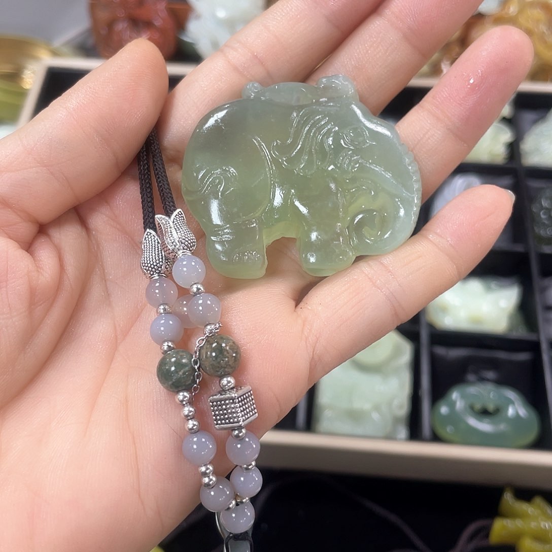 蛇纹石玉颈饰未镶嵌
