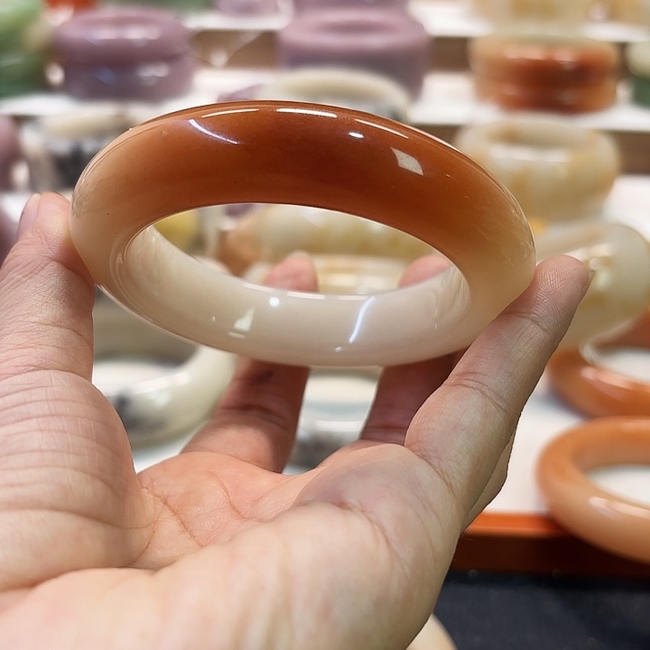 大****石英岩玉未镶嵌手镯