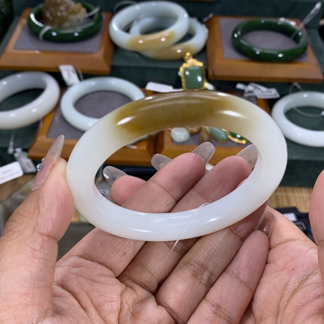 和田玉手镯未镶嵌