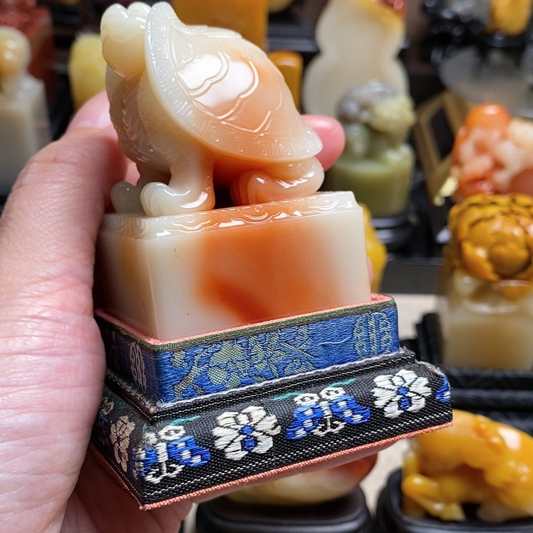 寿山石梅****人芙蓉石汉龟钮印章 雷剑鏢