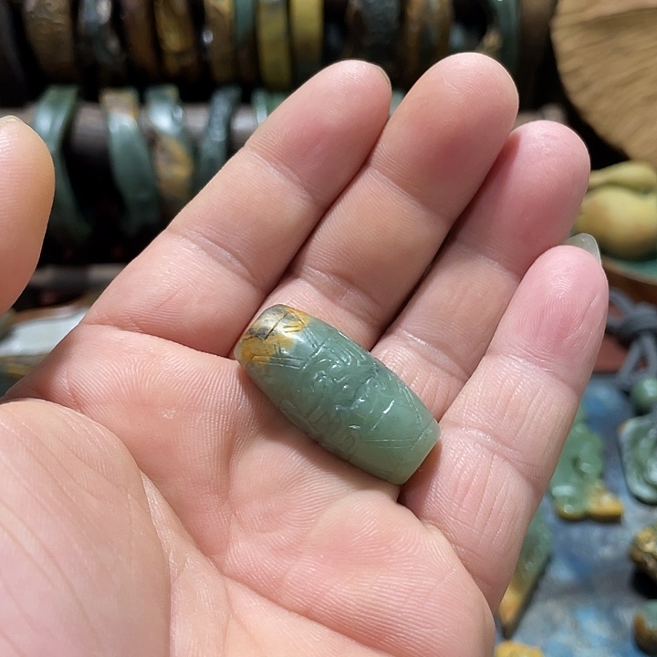 未镶嵌岫岩河磨玉（透闪石质玉）挂件