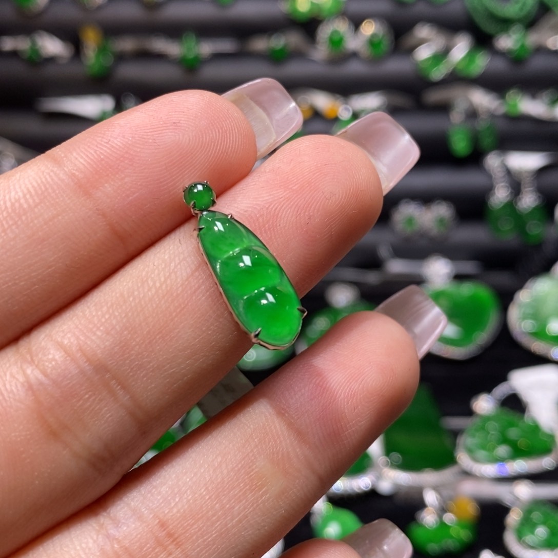 翡翠颈饰18K金镶嵌天然翡翠