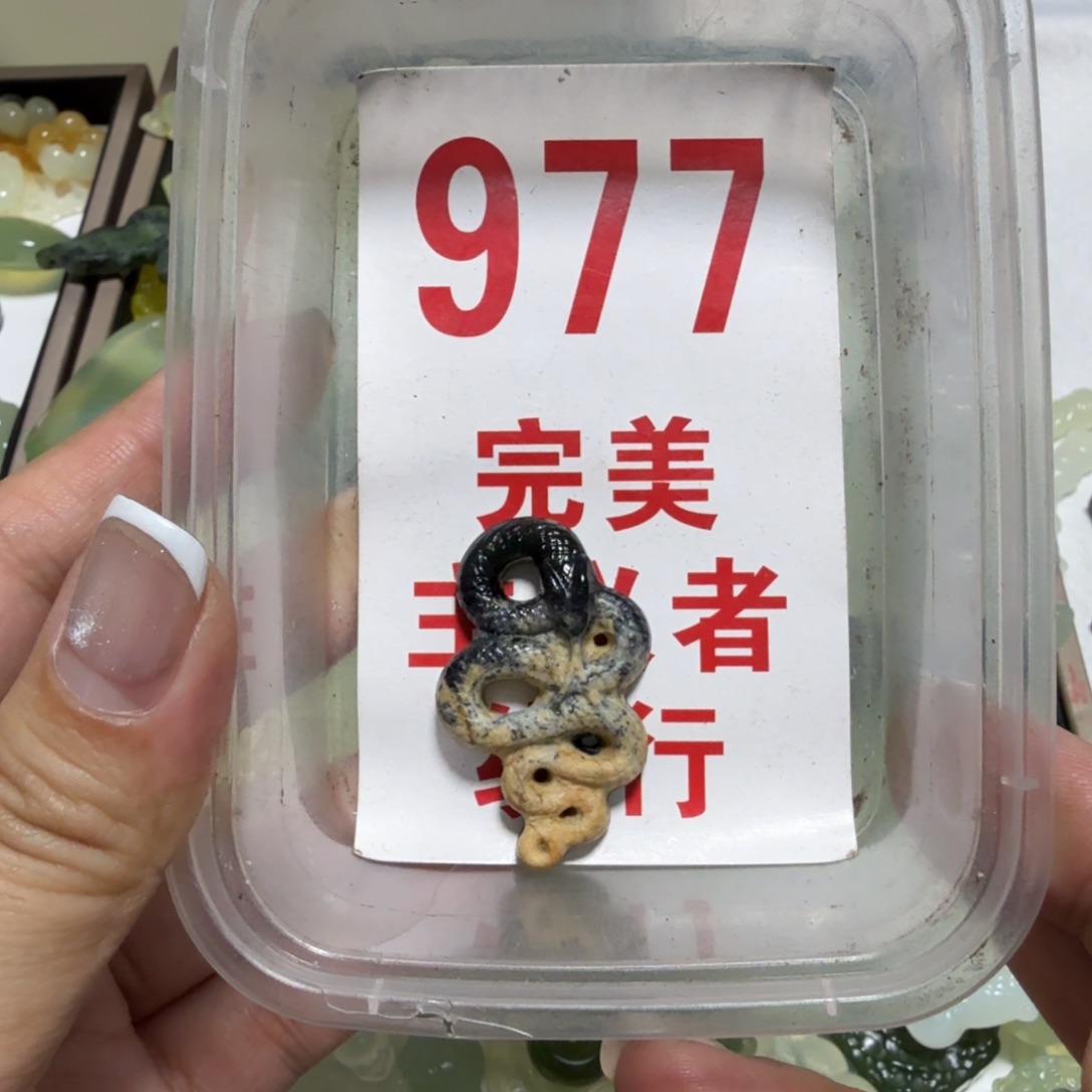 蛇纹石玉颈饰未镶嵌