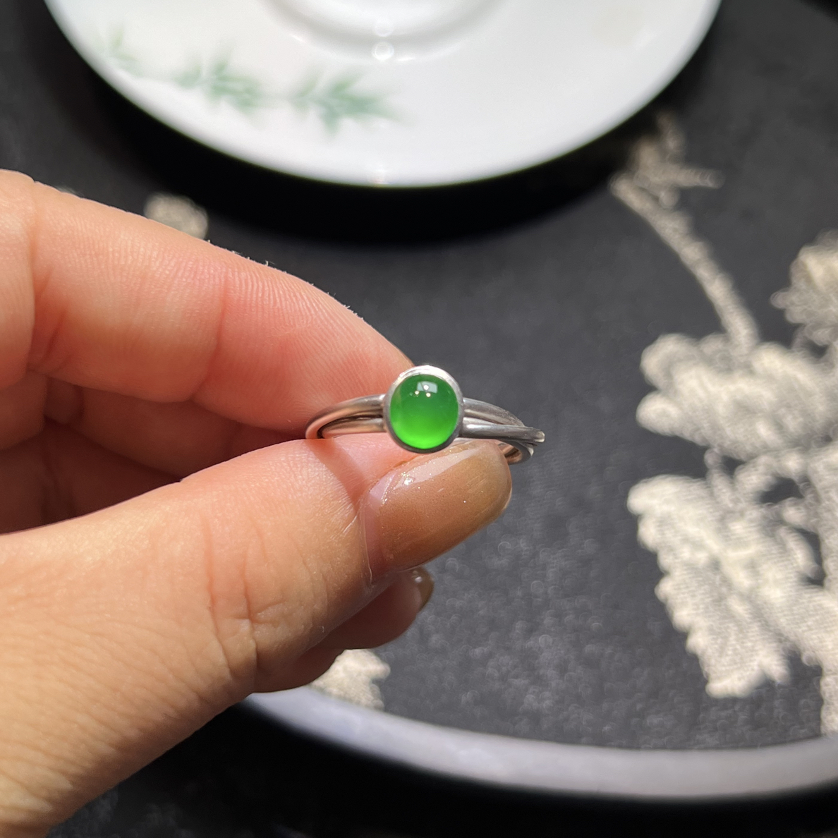 【阳绿戒指】天然缅甸翡翠阳绿金镶极简风线条有设计独特绿色时尚